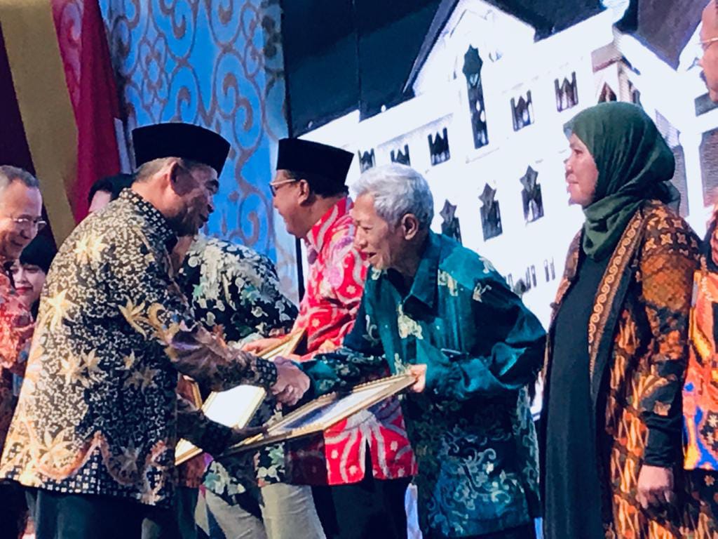 Mendikbud berikan penghargaan bagi penyair asal Surabaya, Akudiyat. Foto: asmanu/ngopibareng