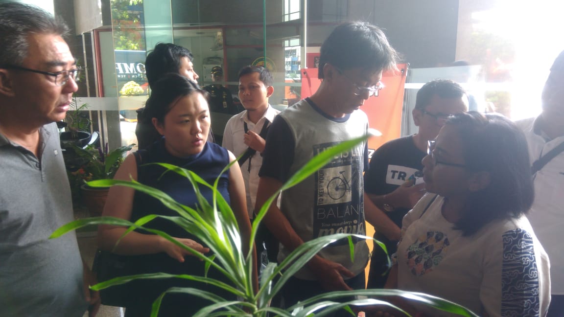 Keluarga jatuhnya Lion Air mendatangi kantor Basarnas. Foto: asmanu/ngopibareng 
