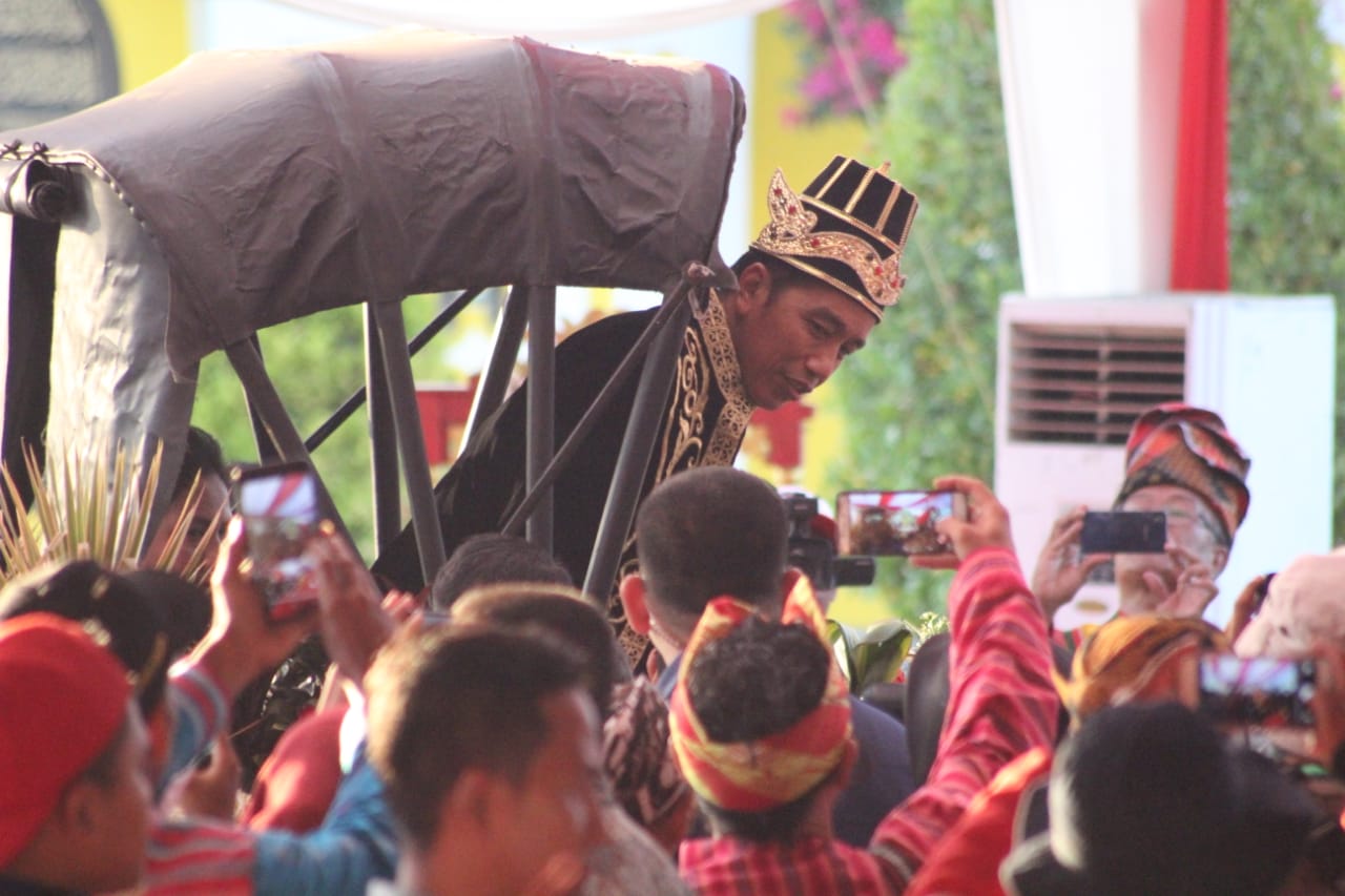 Presiden Jokowi naik kereta kuda di Sumenep. foto:kemenpar