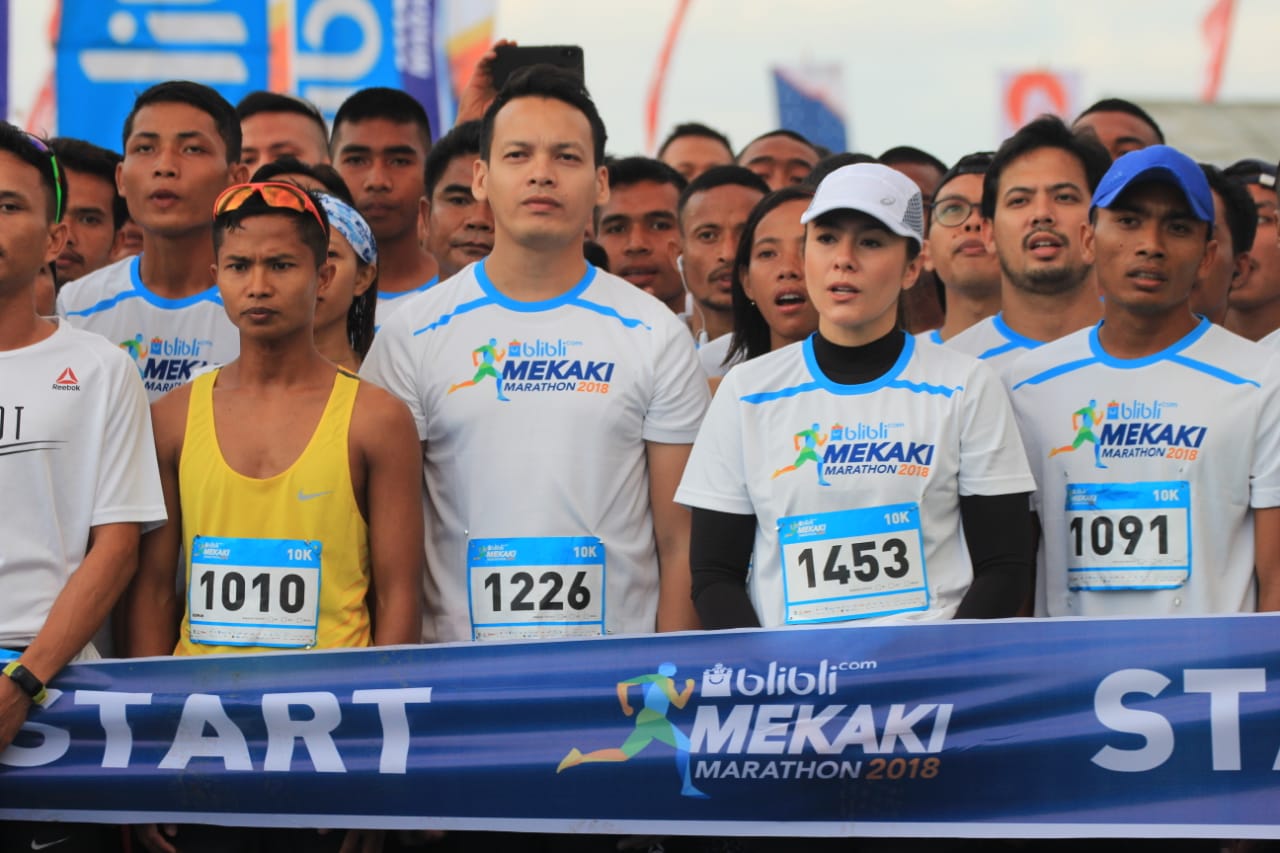 Wulan Guritno di antara para pelari Mekaki Marathon. foto:kemenpar