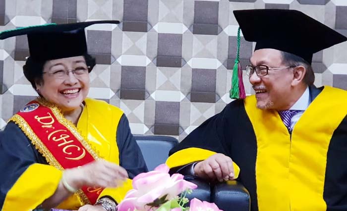 Megawati Soekarnopuutri dan Dato Seri Anwar Ibrahim di Universitas Negeri Padang (UNP), hari Senin 29 Oktober 2018. (Foto: Istimewa)