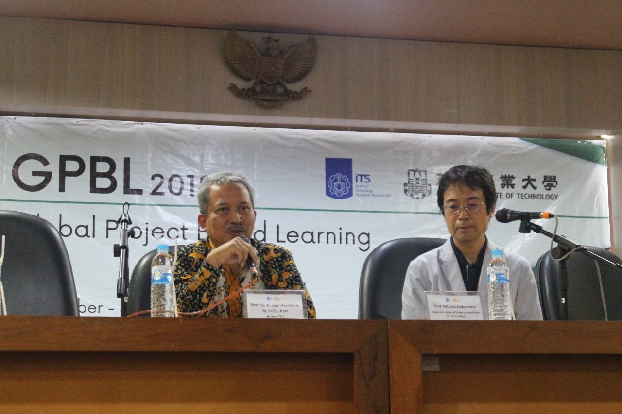 Rektor ITS, Prof Joni Hermana (kiri) dan Prof Hithosi Nakamura ketika membuka acara GPLB 2018.