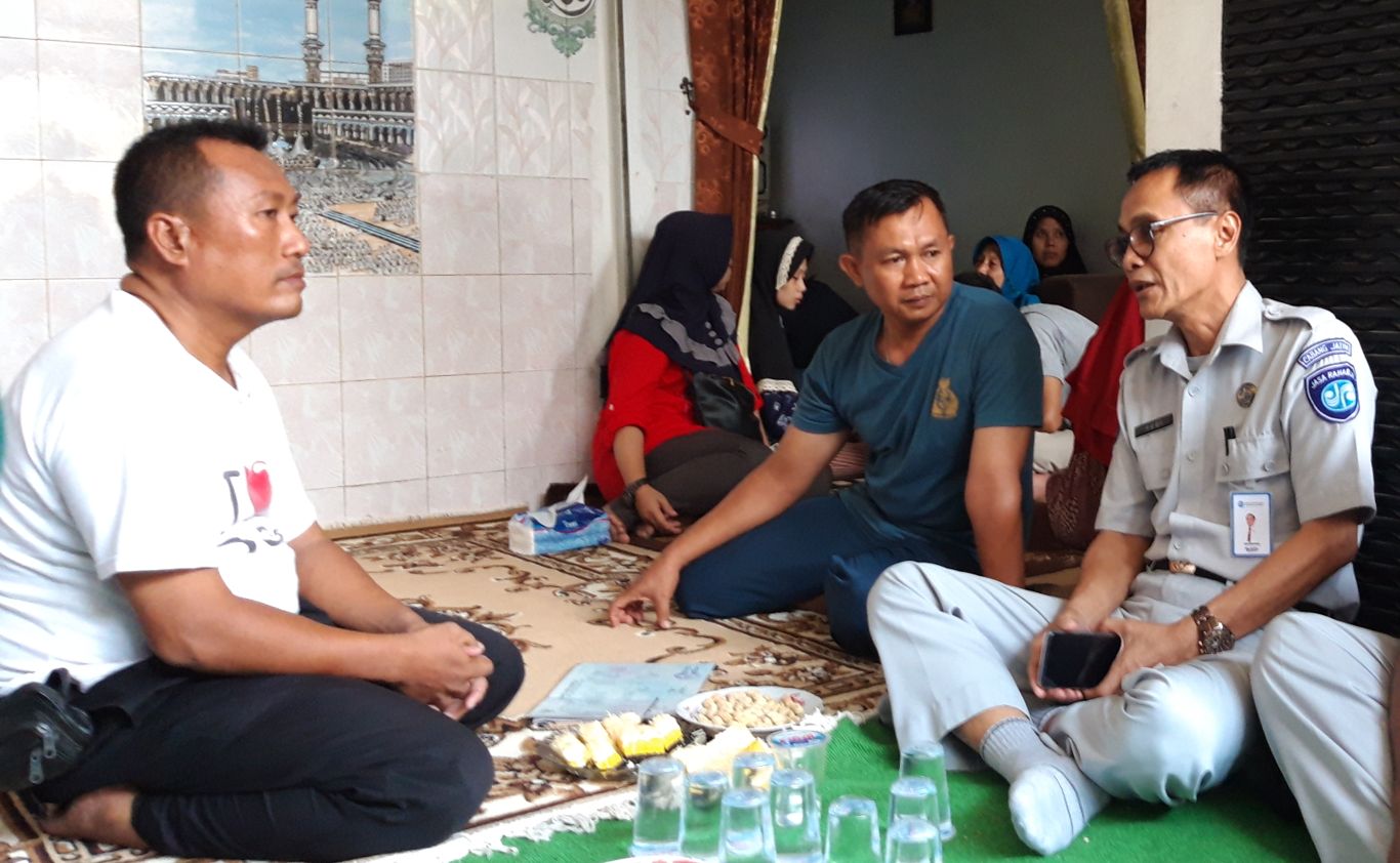 Ayak Deryl, Didik Setiawan saat menjamu Kepala Bagian klaime Jasa Raharja Jawa Timur, Yudi Prastowo. (foto: Haris/ngopibareng)