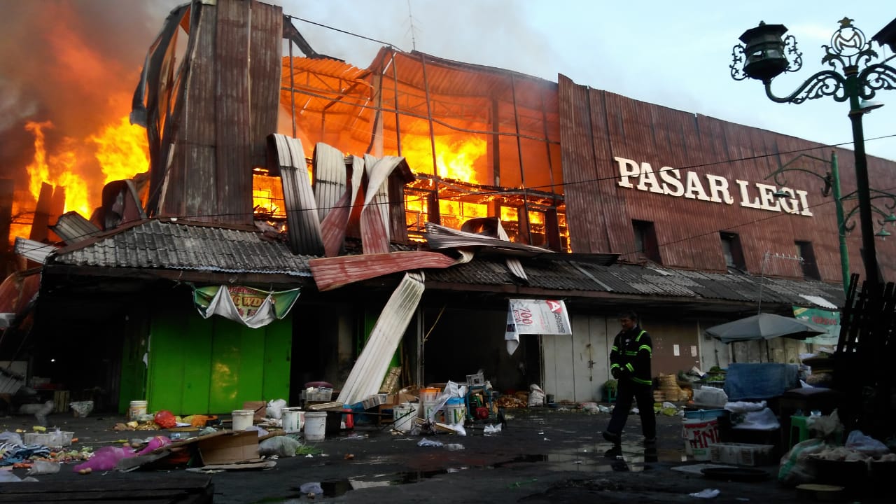 Pasar Legi, Solo, Senin, 29 Oktober 2018 terbakar. Api diduga berasal dari lantai 2 akibat konsleting listrik. (Foto: netizen)