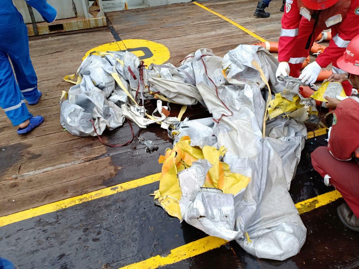 Beberapa benda yang ditemukan pelaut dari lokasi jatuhnya Lion Air JT 610. Foto: istimewa