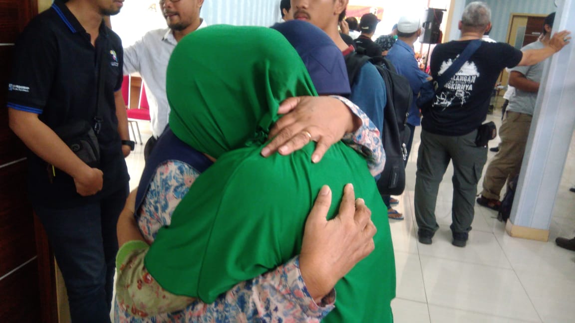 Keluarga penumpang Lion Air JT 610 saling berpelukan. (Foto: Asmanu/ngopibareng.id