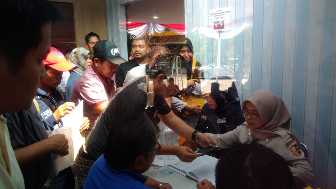 Keluarga korban Lion Air melakukan pendataan di RS Polri Kramat Jati. Foto: asmanu/ngopibareng.id
