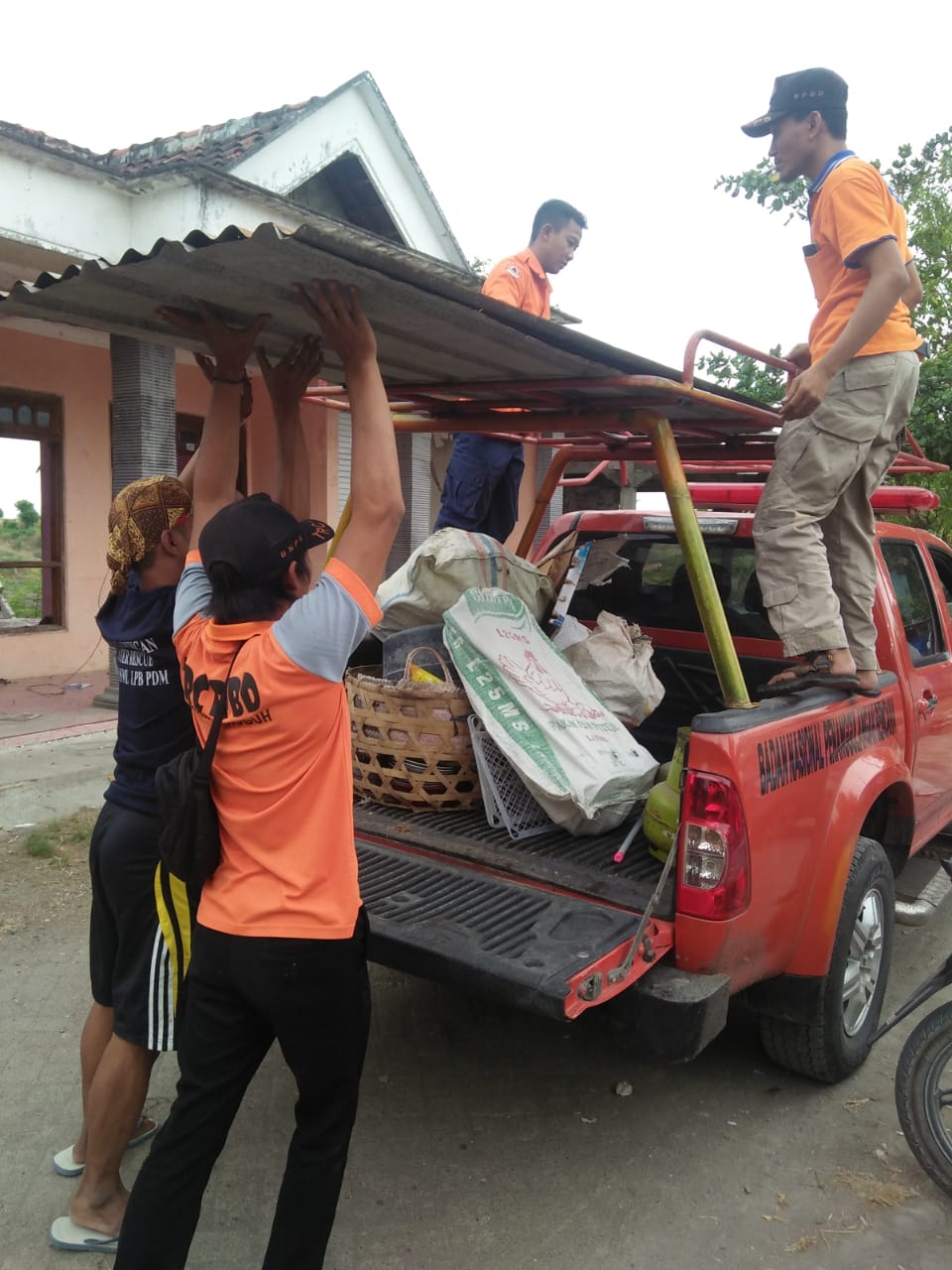 BPBD Lamongan berikan bantuan kepada korban tanggul longsor Bengawan Solo. (Foto: Totok/ngopibareng.id)