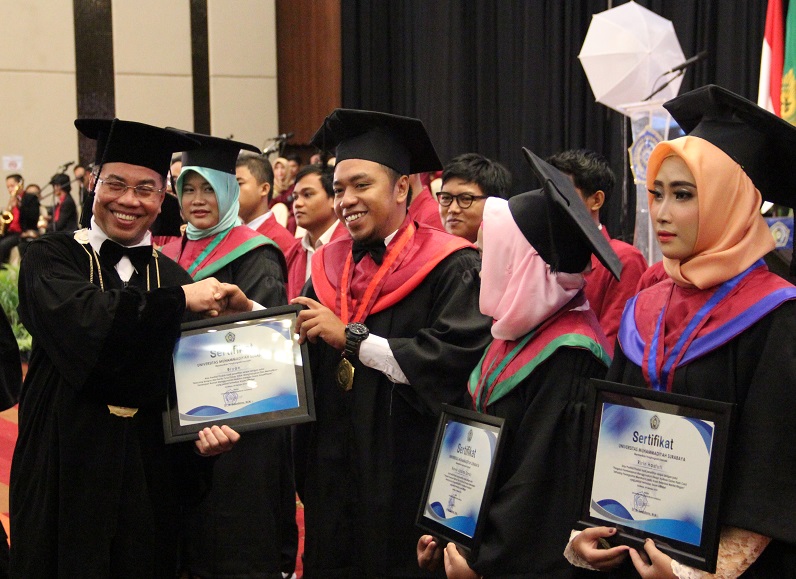 Rektor UM Surabaya, Sukadiono ketika memberikan penghargaan kepada wisudawan dengan karya inovasi pro-Diffabel.