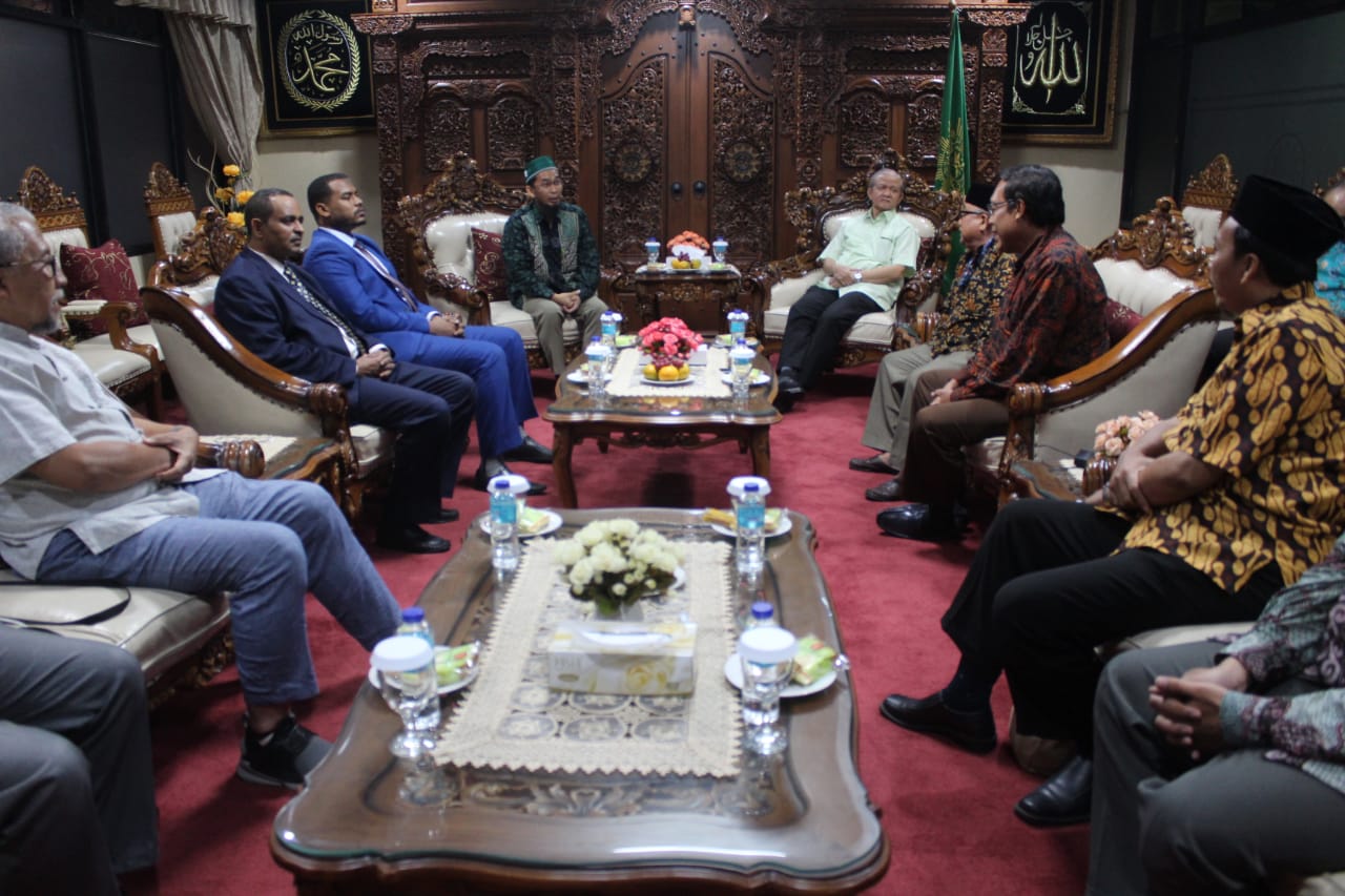 PERSAHABATAN: Pertemuan Pemerintah Sudan melalui dua orang utusannya, Mr. Yasir dan Mr. Mush'ab di PP Muhammadiyah Jakarta. (foto: md for ngopibareng.id)