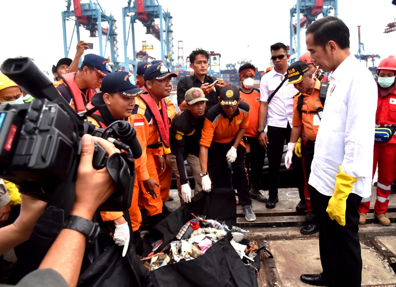 Presiden Joko Widodo meninjau posko evakuasi musibah jatuhnya Lion Air JT 610 di Jakarta International Container Terminal (JICT) 2 Tanjung Priok, Selasa, 30 Oktober 2018 sore. (Foto: Biro Seters Presiden)