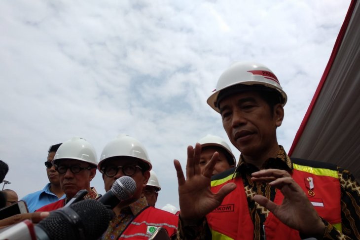 Presiden Joko Widodo menyampaikan keterangan seusai menghadiri pembukaan Indonesia Infrastructure Forum dan Intertraffic Indonesia 2018 di JIEXpo Kemayoran Jakarta, Rabu, 31 Oktober 2018. (Foto: Antara)