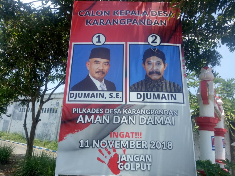 Baliho dua kandidat kepala desa Karangpandan