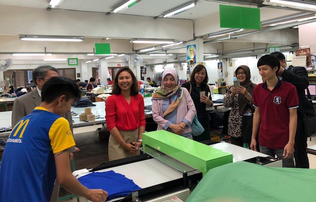 Delegasi promosi investasi Pemprov Jatim saat berkunjung ke pabrik garmen dan tekstil kualitas ekspor di Bangkok. (Foto arif afandi/ngopibareng)