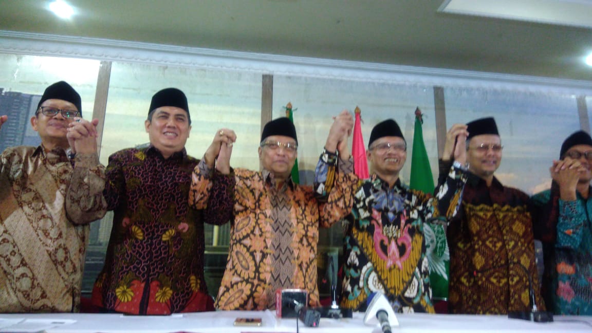 Ketua Umum PBNU Said Aqil Siroj bergandengan tengan dengan Ketua Umum PP Muhammadiyah  Haedar Naser. (Foto: Jose Asmanu/ngopibareng.id)