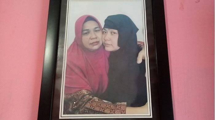 Tuti Tursilawati (kanan) dalam pelukan ibundanya. Foto: istimewa