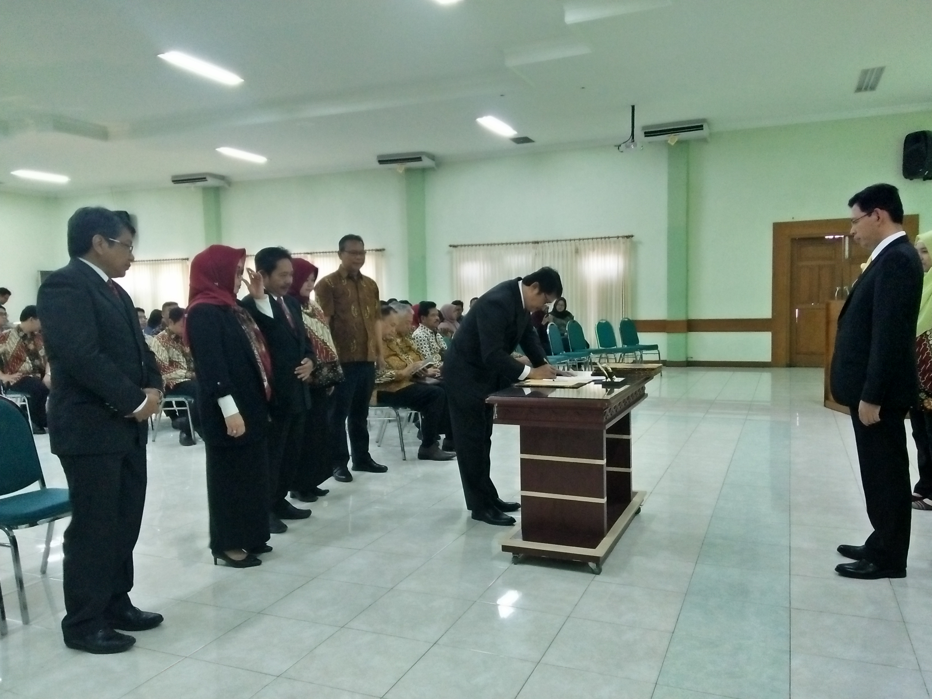 STIE Perbanas Surabaya melantik empat wakil ketua. (Foto: Amanah/ngopibareng.id)