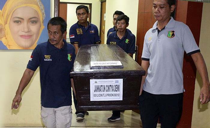 Jenazah Jannatun Cintya Dewi, salah satu korban Lion Air JT 610, diserahkan kepada keluarga. Inzet, Jannatun. (Foto: Istimewa)