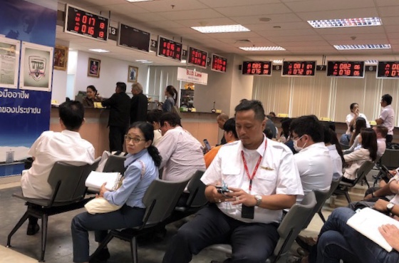 Pusat layanan visa untuk pekerja asing di Bangkok. Pelayanan pendukung investasi ini berlangsung cepat dan mudah. (Foto Arif Afandi/ngopibareng)