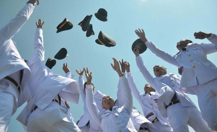 Lulusan IPDN meluapkan kegembiraan dengan melempar topi ke udara, Kampus Jatinangor, Sumedang, Jawa Barat. (Foto: Antara)