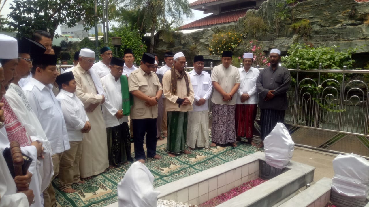 Prabowo Subianto saat ziarah ke makam Sunan Ampel, Surabaya, Jumat 2 November 2018. (Foto: Istimewa)