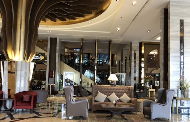 Interior lobi Hotel Al Meroz, Bangkok. Pelopor hotel halal di negeri itu. (Foto Aerif Afandi/ngopibareng.id)