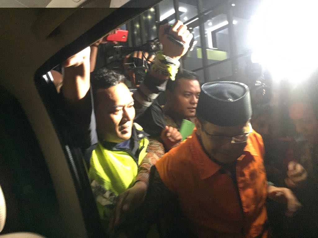 Taufik Kurniawan ketika masuk dalam mobil tahanan KPK. Foto: asmanu/ngopibareng.id