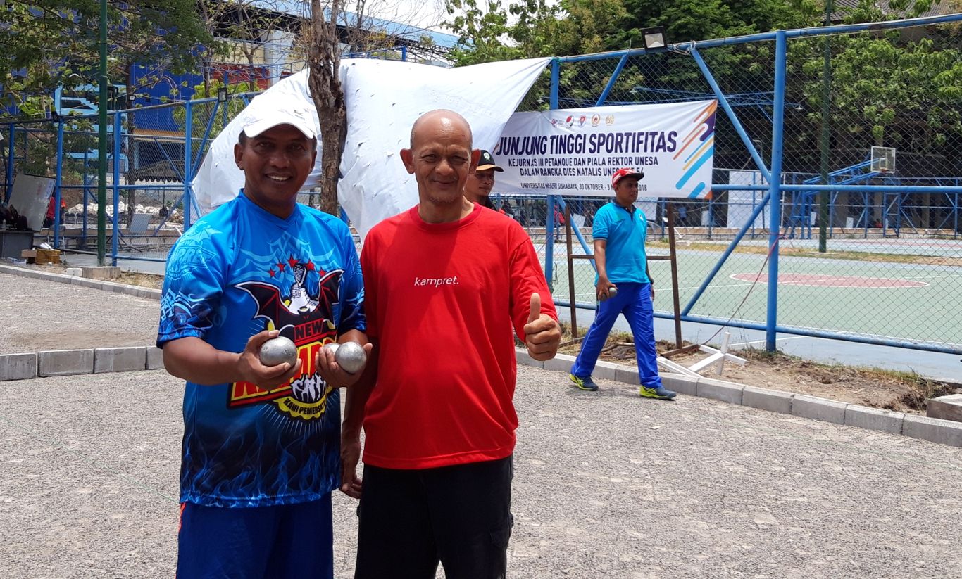 Ketua Petanque Jatim Nur Hasan bersama pelatih Pentaque Jatim Zinai. (Foto: ngopibareng.id)