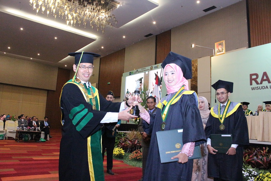 Ketua STIE Perbanas Surabaya ketika memberikan penghargaan kepada wisudawan terbaik.