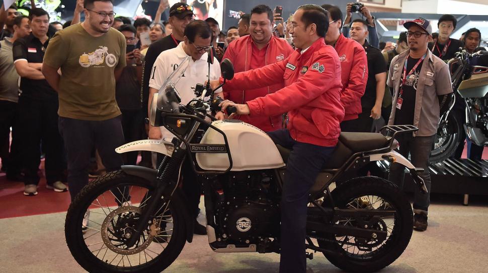INDUSTRI: Presiden, saat mengunjungi pameran Indonesia Motorcycle Show (IMOS) di Jakarta. (foto: setneg for ngopibareng.id)