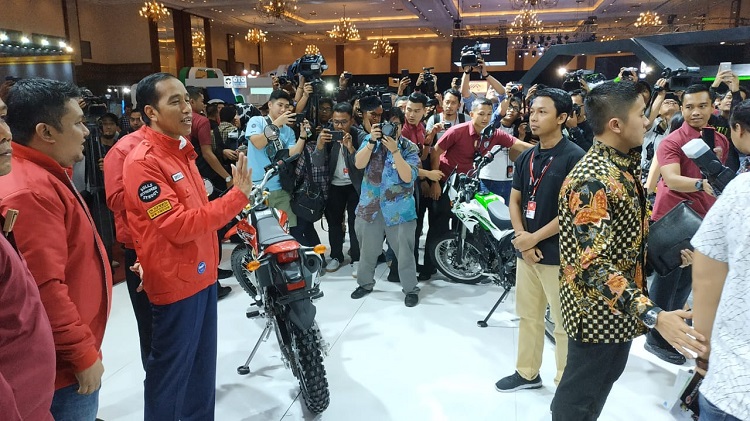 Presiden Jokowi di area Indonesia Motorcycle Show (IMOS) 2018 di Jakarta Convention Center (JCC) Senayan, Jakarta, Sabtu 3 November 2018. 