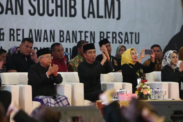  SAMBUTAN: Jokowi-Ma’ruf saat menghadiri deklarasi dukungan darri keluarga almarhum Tb Chasan Sochib, di Gelanggang Olahraga (GOR) Maulana Yusuf, Serang – Banten, Sabtu malam, 3 November 2018.(foto: ma for ngopibareng.id)