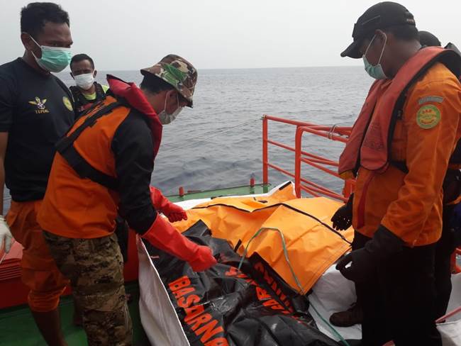 Tim Basarnas, Minggu, 4 November 2018 kembali mengevakuasi 34 kantong jkorban penumpang Lion Air JT 610 yang jatuh di perairan Tanjung Karawang. (Foto: Humas Lion Air)