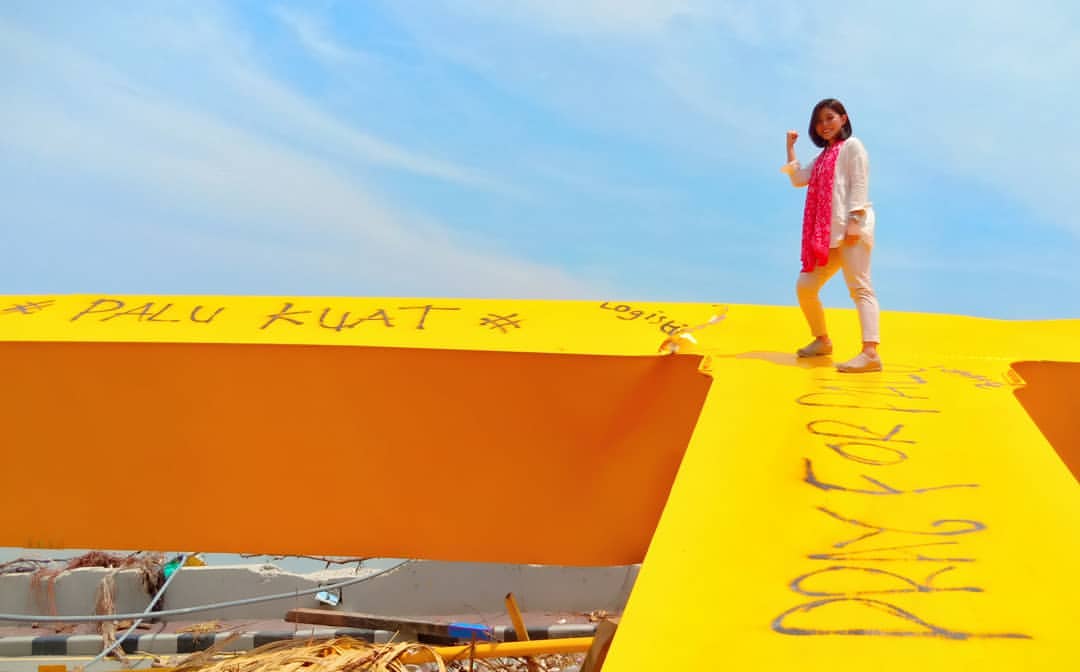 Merry Riana ketika berkunjung ke Jembatan Kuning untuk melihat ikon kota Palu yang kini hancur akibat gempa dan Tsunami.