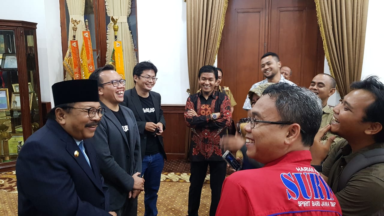 Gubernur Jawa Timur, Soekawo (Pakde Karwo) usai bertemu dan menandatangani kerjasama dengan CEO Bukalapak, M. Fajrin Rasyid di Gedung Negara Grahadi, Senin, 5 November 2018 malam.