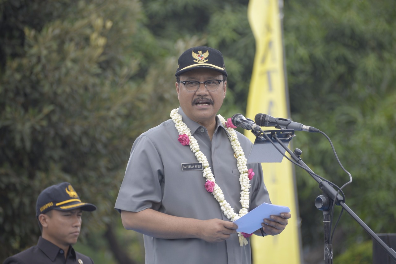 Wakil Gubernur Jawa Timur Saifullah Yusuf saat menjadi Inspektur Upacara penutupan RTLH untuk masyarakat pesisir di Lantamal V Surabaya (6/11). Foto: Humas Jatim