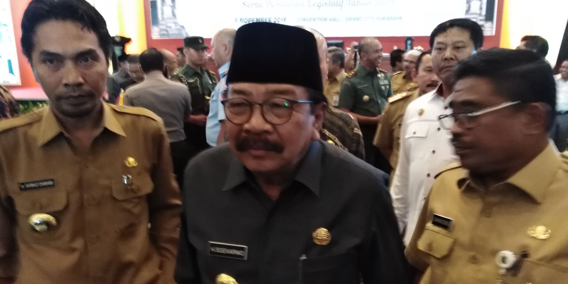 Pakde Karwo, saat menghadiri rapat koordinasi ketertiban dan keamanan di wilayah Provinsi Jawa Timur, di Grand City Convention Hall Surabaya, Selasa, 6 November 2018. (foto: farid/ngopibareng.id) 