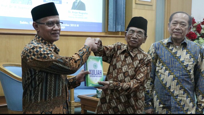 BUKU: Haedar Nashir, pada acara Bedah Buku Kuliah Kemuhammadiyahan. (Foto: md for ngopibareng.id)