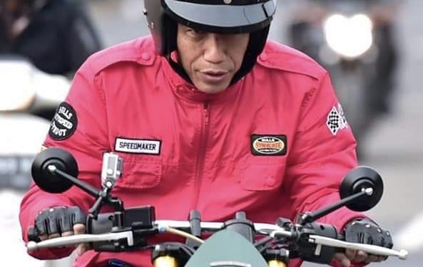 Presiden Joko Widodo mengendarai motor Kawasaki W175 miliknya. Foto: biro pers istana