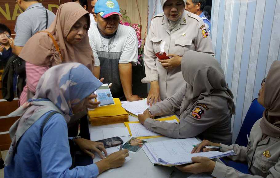 Keluarga korban Lion Air sedang dilayani di RS Polri, Jakarta. (Foto: Asmanu/ngopibareng.id)