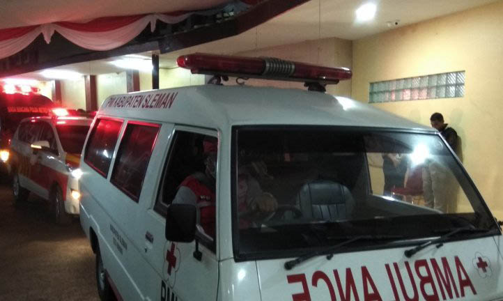 Rombongan ambulans pembawa kantung jenazah korban kecelakaan pesawat Lion Air JT 610 di Rumah Sakit Polri Kramat Jati, Jakarta Timur. (Foto: Antara/Ricky Prayoga)