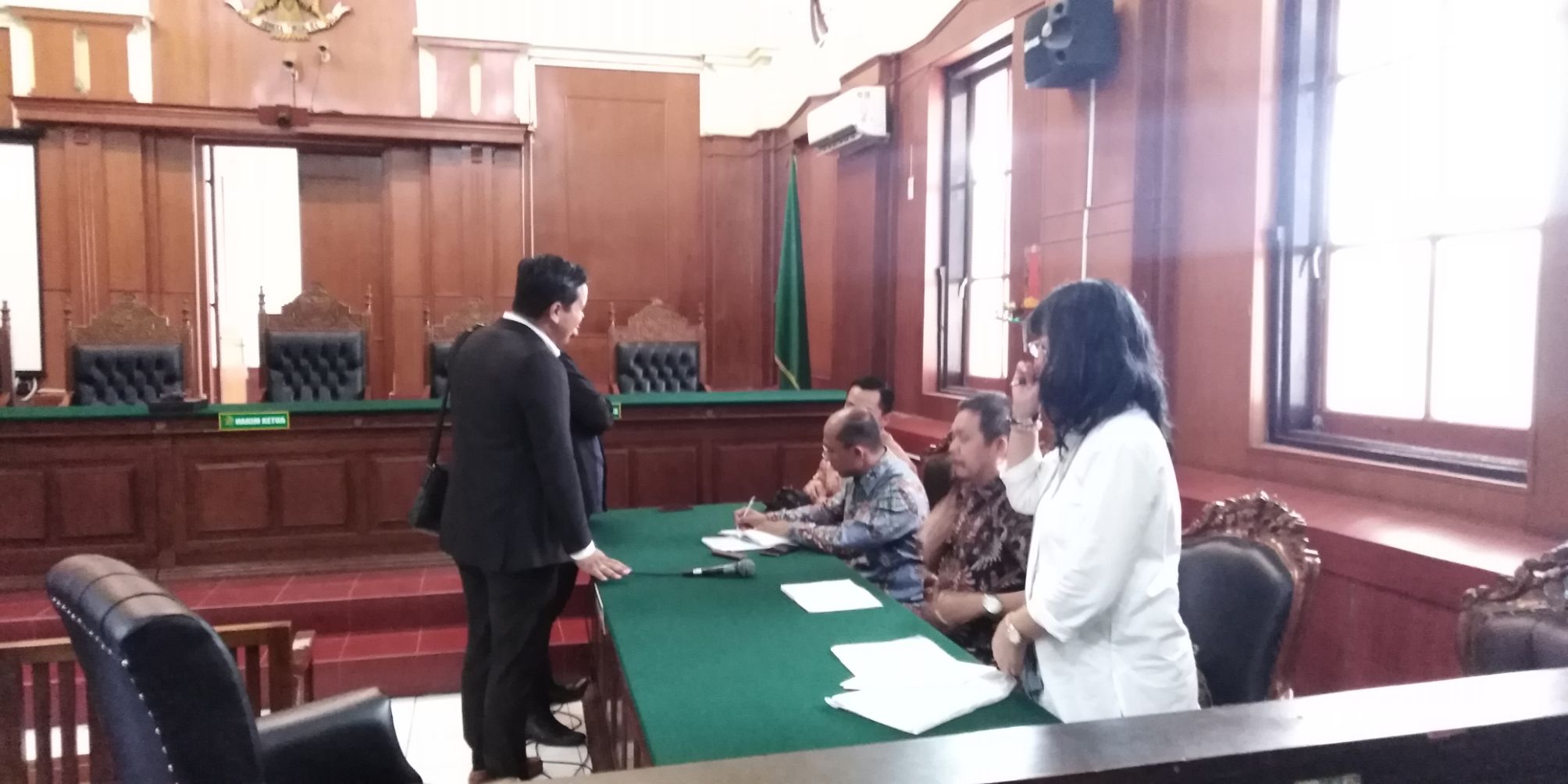 Oihak merpati dan kreditur usai penundaan sidang putusan di PN Surabaya,  Rabu, 7 November 2018. (foto: farid/ngopibareng.id) 
