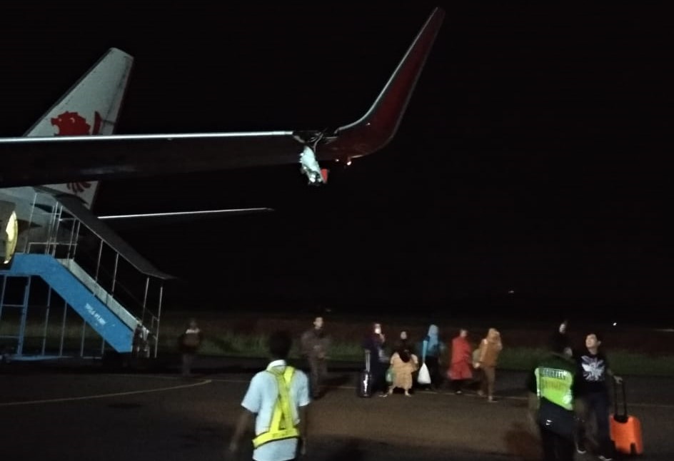 Ujung sayap pesawat Lion Air sobek saat menyenggol tiang lampu koordinat bandara Fatmawati Soekarno, Bengkulu, Rabu, 7 November 2018. (Foto: Dok Lion Air)