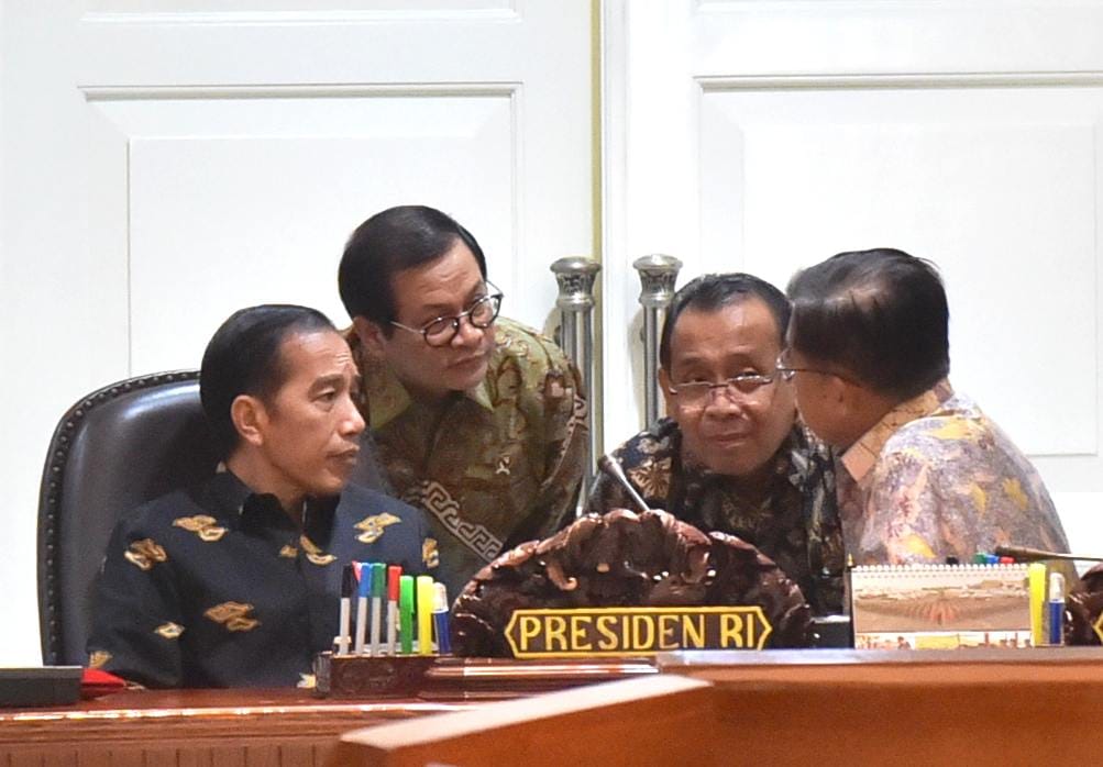 Presiden dalam rapat terbatas kabinet di Istana Negara. Dalam rapat tersebut Presiden minta penyediaan rumah bagi ASN, TNI dan Polri dipercepat. (Foto:  Biro Setpers Presiden).
