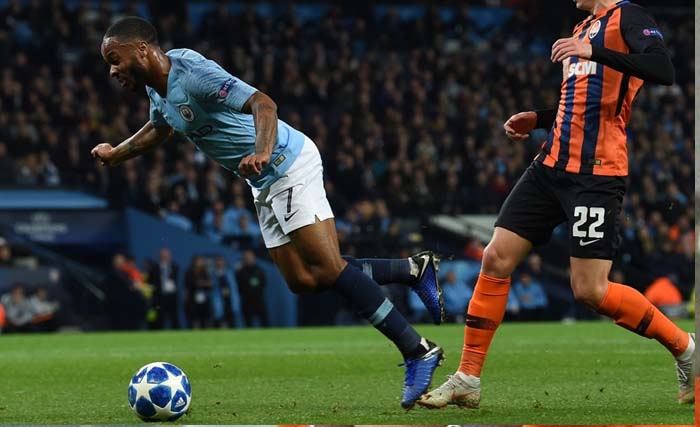 Raheem Sterling, yang bersandiawa menjatuhkan diri di daerah penalti, saat Manchester City melawan Shakhtar Dinestk. (Foto: AFP)dianggap menakutkan dan berbahaya oleh pelatih Kroasia. (foto: afp)