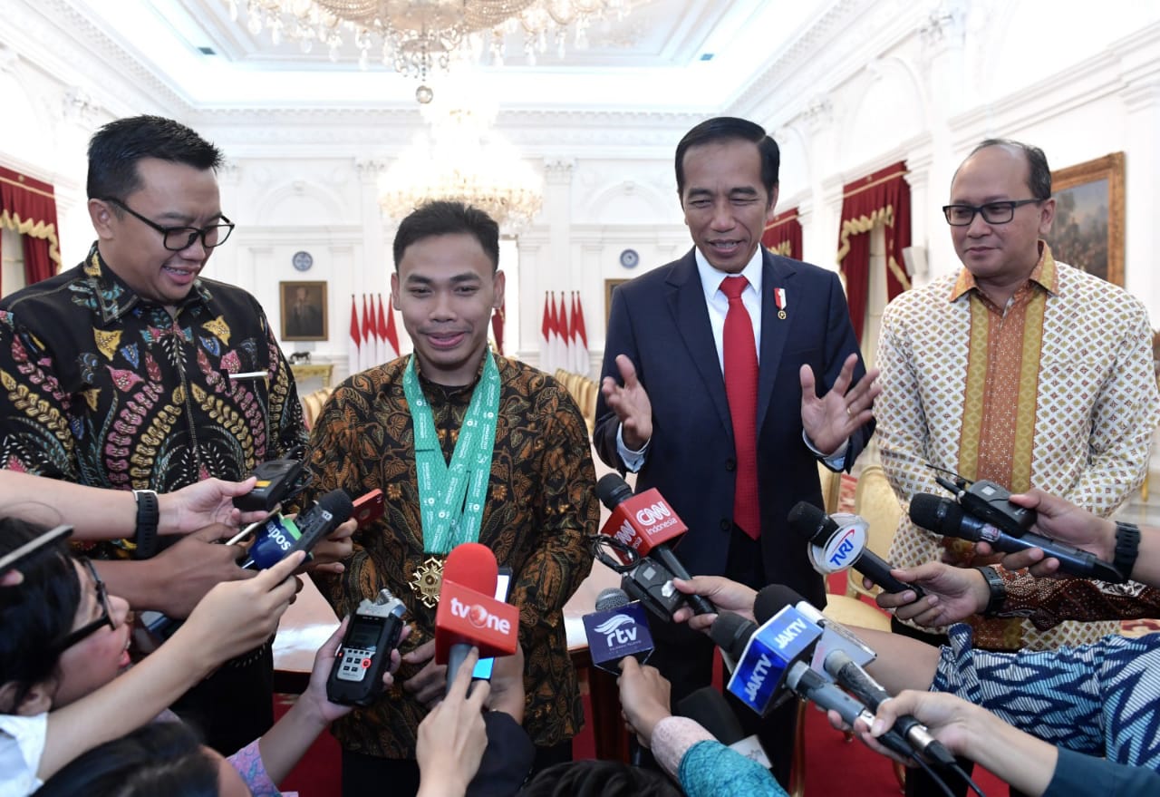 Presiden Joko Widodo mengundang juara dunia angkat besi, Eko Yuli Irawan, di Istana Merdeka. Presiden menunggu prestasi atlet lain. (Foto: Biro Pers Setpres)