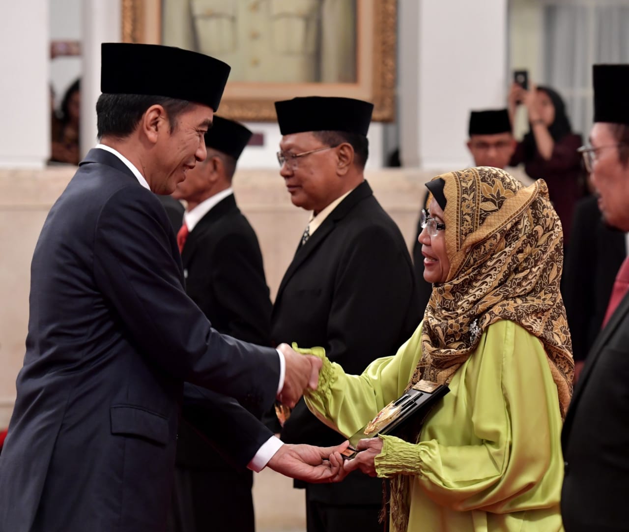 Presiden Joko Widodo menganugerahkan gelar Pahlawan Nasional kepada enam tokoh yang diterima langsung ahli warisnya di Istana Merdeka, Kamis, 8 November 2018. (Foto: Biro Pers Setpres).