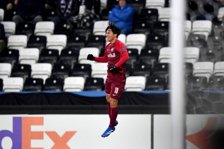Gelandang Salzburg Takumi Minamino melompat setelah mengemas gol kedua dalam pertandingan Liga Europa melawan Rosenborg pada Kamis (8/11). Foto: twitter.com