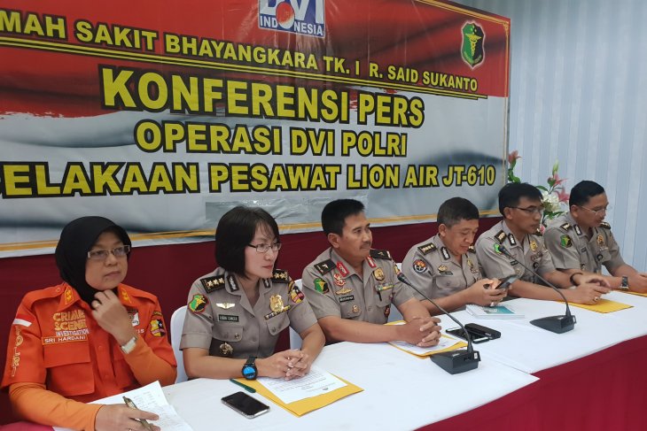 Kepala Rumah Sakit Polri Sukanto Jakarta Timur, Brigadir Jenderal Polisi Musyafak (ketiga dari kiri) memberikan keterangan pers terkait enam penumpang Lion Air JT 610 teridentifikasi, Jumat, 9 November 2018. (Foto: Antara)
