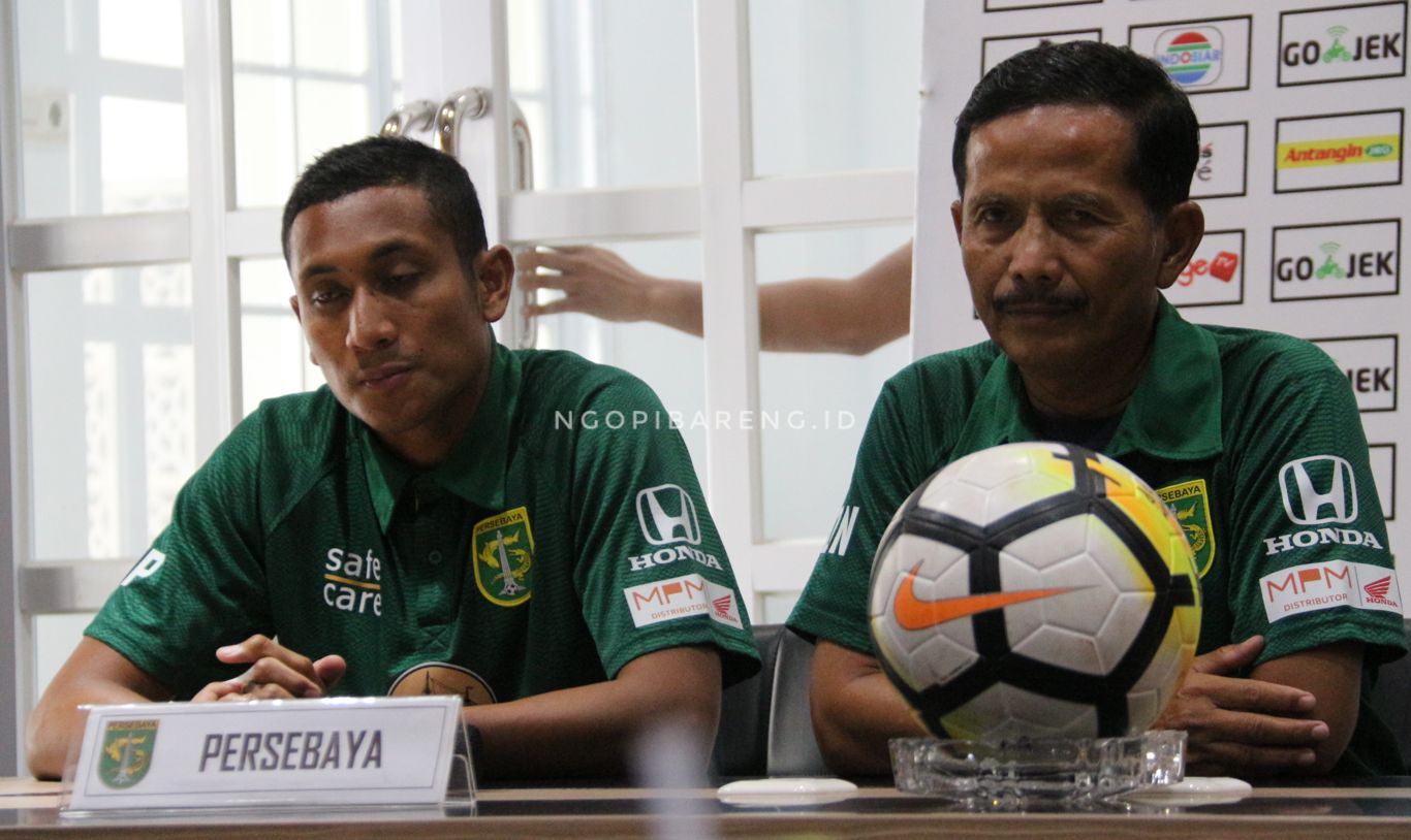 Pelatih Persebaya, Dajajang Nurdjaman, bersama M. Syaifuddin. (foto: Haris/Ngopibareng)